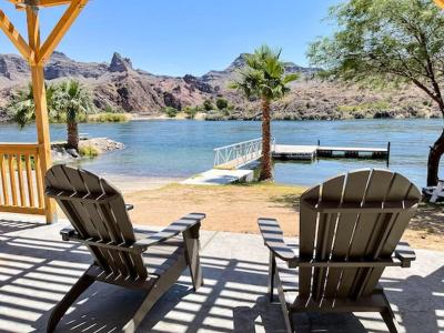 Dock Holiday! Waterfront cottage with boat ramp!