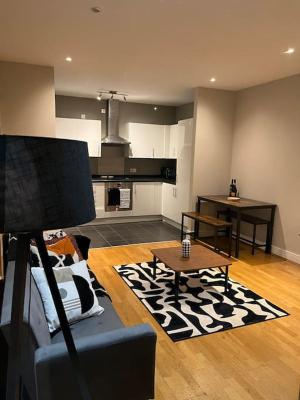 Modern 2 Bed Apartment Next To Station + Parking