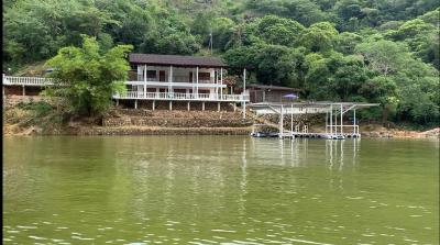 Hermosa Cabaña en Isla privada Prado Tolima