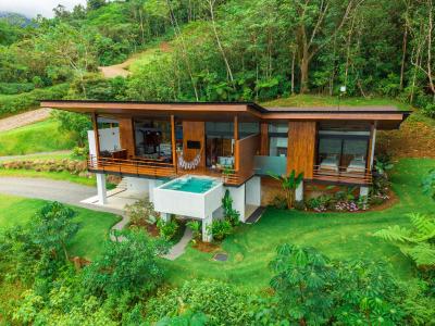 Villa Morpho - Luxury Jungle House at Ecolirios Green Community