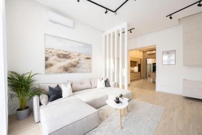 Luxurious & Spacious Central Residence with Balcony