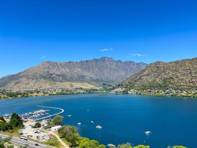 Stunning Lakeview Holiday House Queenstown