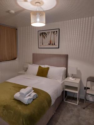 Bankwell street Two Bedroom -Apartment with parking