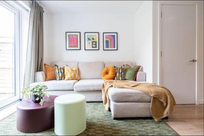 Elegance Retreat - 2 Bed Holiday Home with Parking