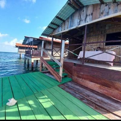 Cabañas sobre el mar en San Blas Narasgandub.