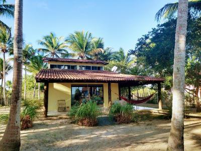 Ampla casa em condomínio à beira d' agua