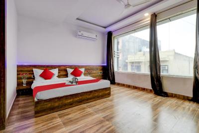 Super OYO Flagship Hotel Times Square