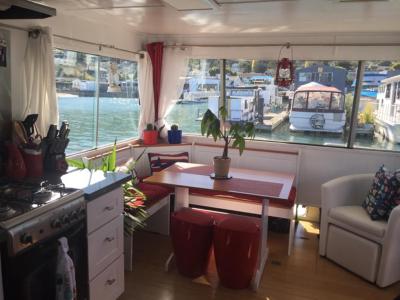 Super cute, cozy houseboat in great location!!!