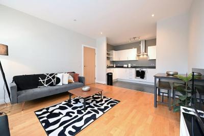 London Apartment Next To Station + Parking