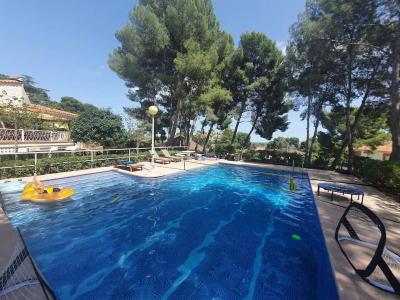 Casa de madera en urbanización con gran piscina entre pinos