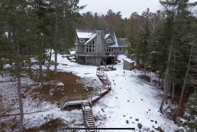 KerryAnne - North Kawartha Lakehouse with Hot Tub