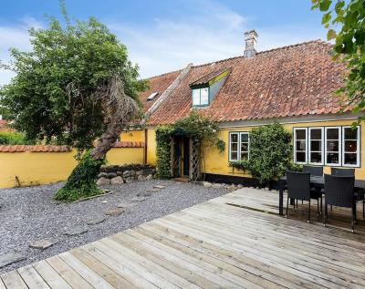 Idyllisk, historisk byhus ved fjorden i Mariager