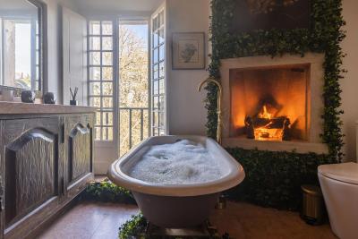 Sintra WOW - Unique double Smart Room in 17th century Palace! Hot tub, Snooker, BBQ, PS5, Sauna, Gym