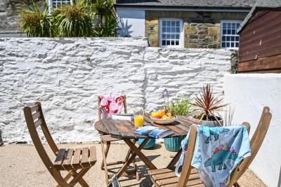 Palms 2 - Central, 5 mins walk to beach + parking!