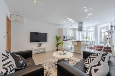 Stylish Two Bedroom Apartment by Central London with Garden