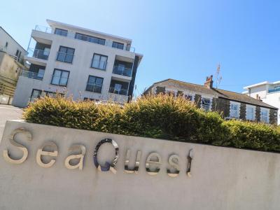 Newquay, Beach Charm and Town Vibes with Parking
