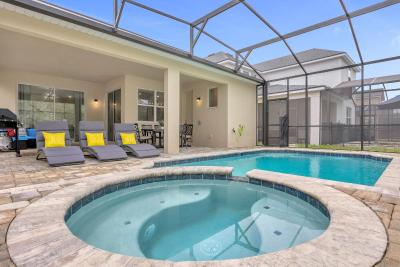 Upstay - Solara Resort Retreat w Pool and Hot Tub