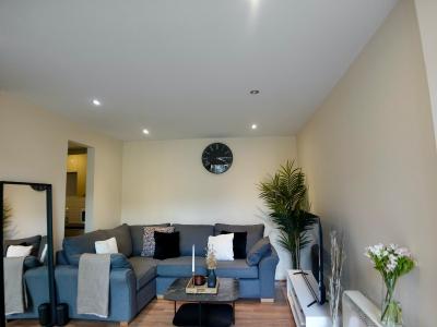 Modern Spacious Apartment in Digbeth with Balcony - Netflix, YouTube, Amazon TV, Superfast WiFi - Just 10 Mins to Birmingham Centre, Bullring, Train, Coach Station and Birmingham FC