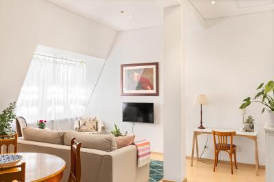 Spacious & Light, City Centre Free Parking AC