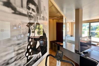 Nostalgic '90s Place Historical Center