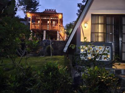 Review Khethech House