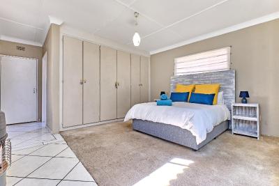 Tranquil, large 1 bedroom garden cottage, 12 mins from OR Tambo International with backup water