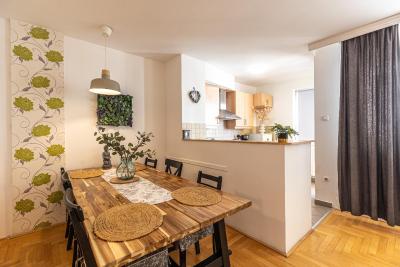 Gozsdu White Raven Residence 305