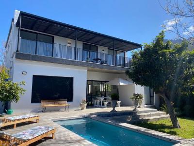 Vineyard House Newlands - with pool & views of Table Mountain