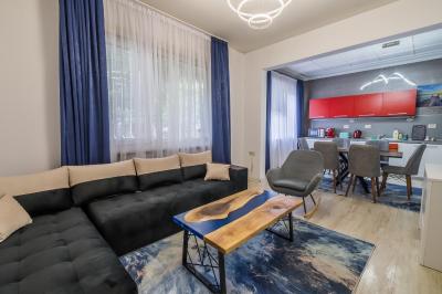 7 Seconds Away From the Main Street, FREE Parking