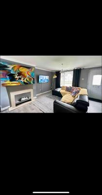 5 minutes from M1 Sleeps up to 7 Perfect For Contractors Leisure Stays Relocators King or Twin Bed Options