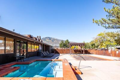 Cozy stay for 4, 5 Min Drive to Base, Full Kitchen, Shared Hot Tub & Pool, Restaurants Nearby!