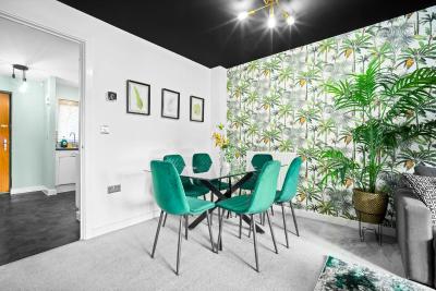 Manchester 2 Bed House with Garden - Sleeps 7 - Salford - FREE PARKING - 3 Double Beds & 1 Single - FREE NETFLIX & Ultra Fast WIFI - 6 min to City Centre, Close to Trafford Centre, Etihad Stadium, Manchester Arena, Clubs & more