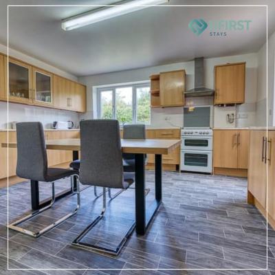 Sleek 8-BR Home - Near Sherwood, City Hospital & Nottingham City Centre - Garden - Sleeps 16
