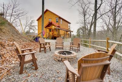 Hot Tub, Game Room and Mtn Views Sevierville Cabin