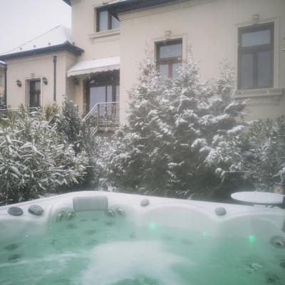 Kúria apartman with private jacuzzi and pool