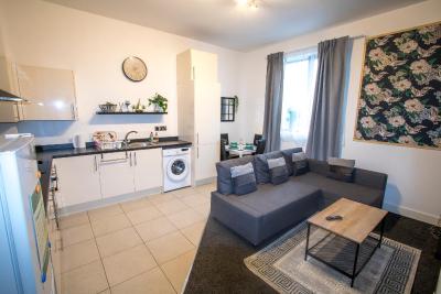 Ideal for groups - Modern 2 Bedroom Apartment - Free Parking, Transit links, Close to Stadiums