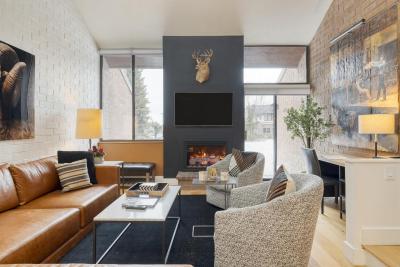 Parkside Condo by AvantStay Walk to Ski Lifts Town Pool Hot Tub Access
