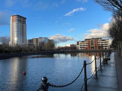 The Skyview Apartment near Media City & Old Trafford Stadium with Paid Gated Parking, 500Mbps Internet & Netflix