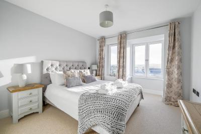Luxury 3-Bed house, Beach 300m, Sleeps 6, Parking