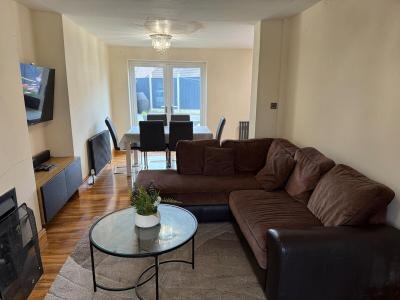 Specious 5BR Home - Near Wollaton Hall, QMC, City Centre & Nottingham University - Sleeps 9