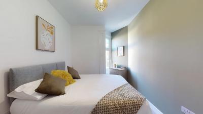Riya Apartments - 3 Bedroom, 5 beds, 1 Bathroom, Fast Wifi, Sky Sports, Free Parking, 20 PERCENT OFF LONG STAY -See our site for assurance