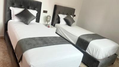 Magnifique maison famiiale moderne spacieuse de 150 m Avec de 3 chambres ,confortables et d un grand salon et terrasse, Idealement situee a 9 min du centre-ville elle se trouve à proximite de la route principale menant a l aeroport Berkane et Saidia