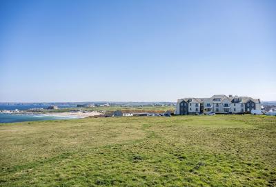 8 Spinnakers in Fistral, Newquay