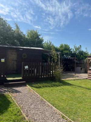 Four seasons with hot tub Country retreat