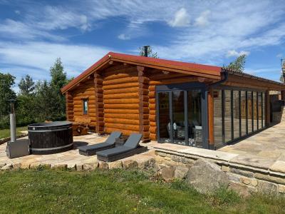 Entire Luxury Log Cabin with Private Hot Tub & Scenic Views - Oakenshaw, Durham