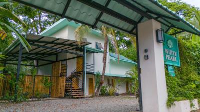 White Pearl - Apartments on the Beach with AC and Pool