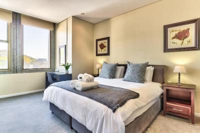 Central City Pad with Gym Pool Iconic Views