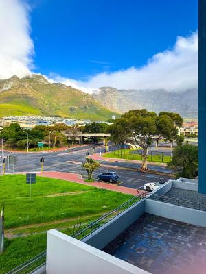 Stylish City Escape with Table Mountain Views