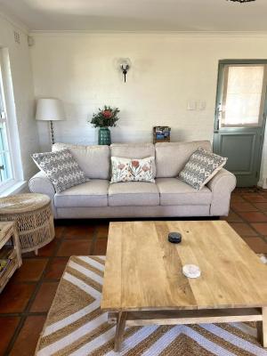 Family Friendly Cottage Vineyard Views, Pool and Beautiful Garden
