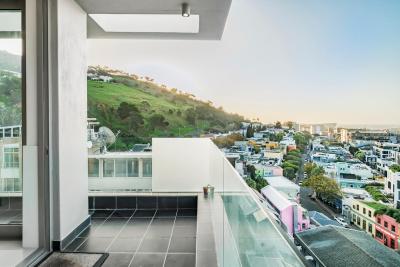 Luxury 2BR Sky Suite City Views & Prime Location